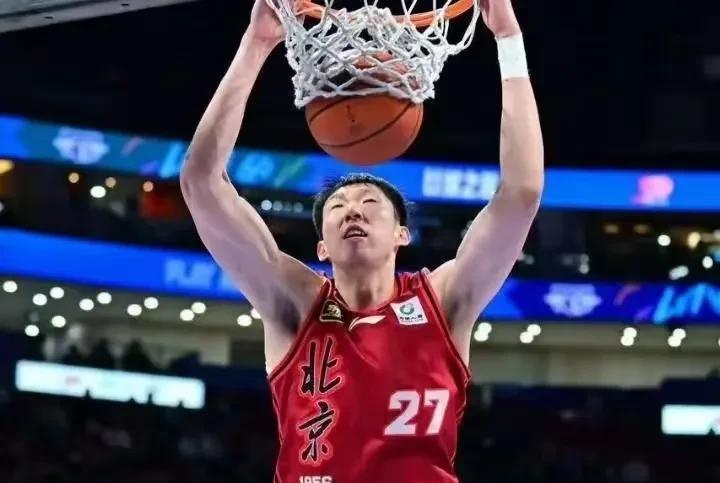 不可否认！胡金秋和周琦还是有一定的差距！胡金秋，出场34分钟，11投7中得1