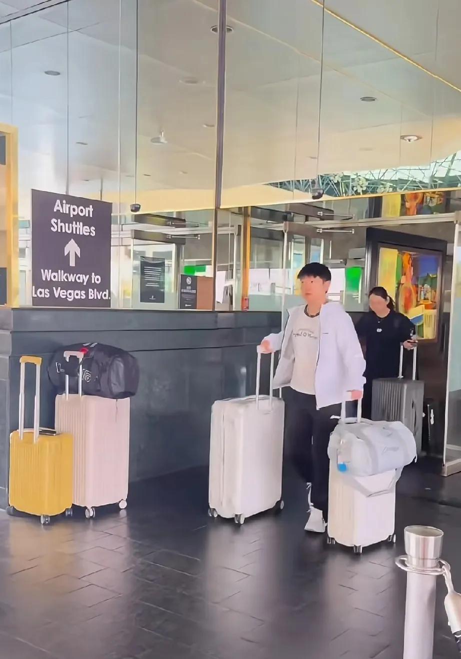 离开酒店准备回国了莎莎和头哥出现在机场，都是穿着来美国时的衣着，清新自然，两人