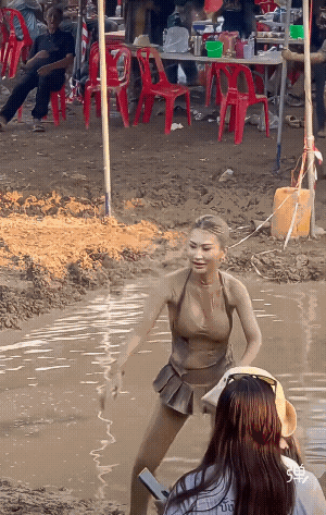 现实中的把美女拖入泥潭!😀