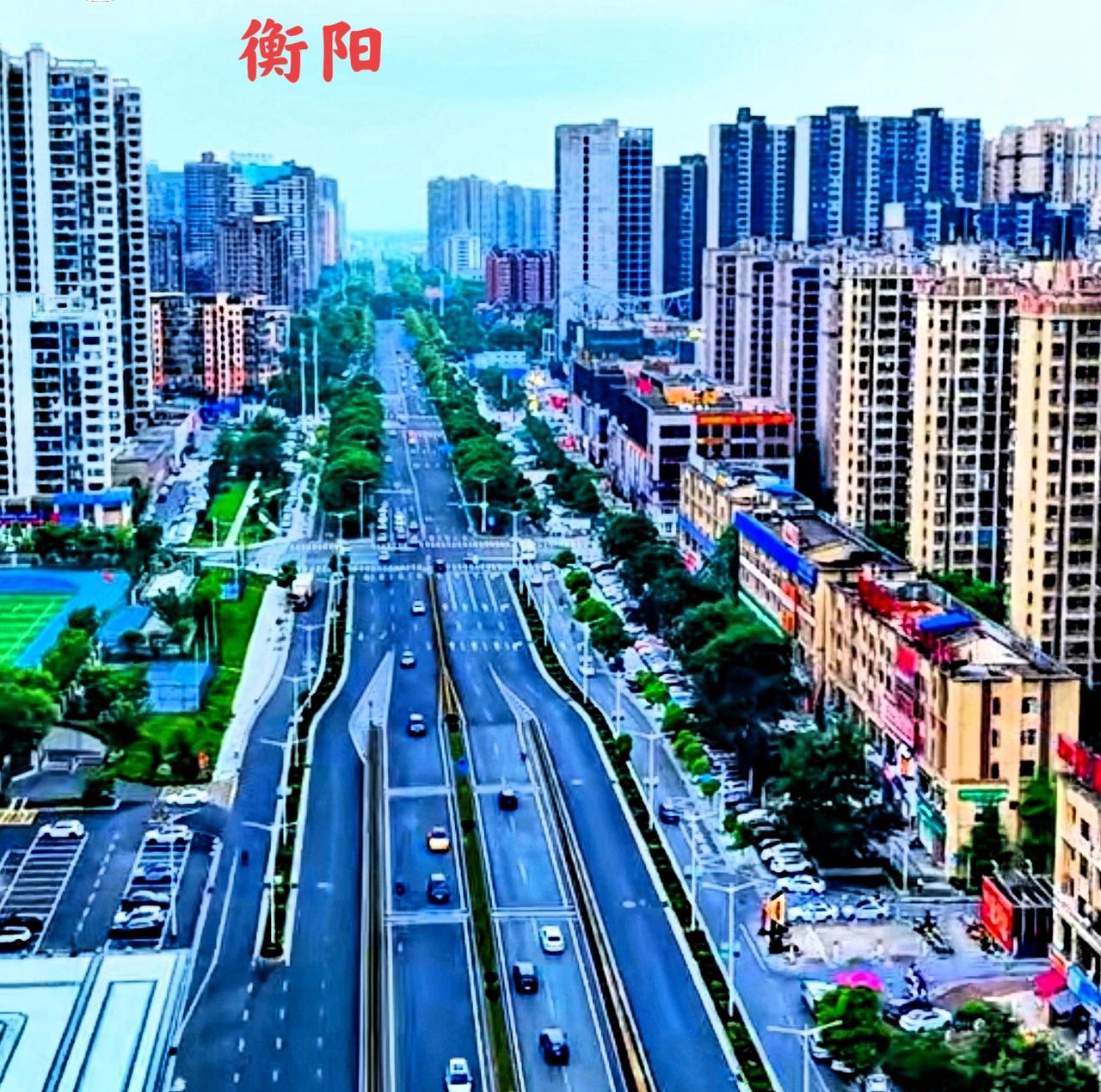 这衡阳在城区的绿化搞得不错嘛！道路两旁看起来宽度还行，城市建设还像个样子。衡阳