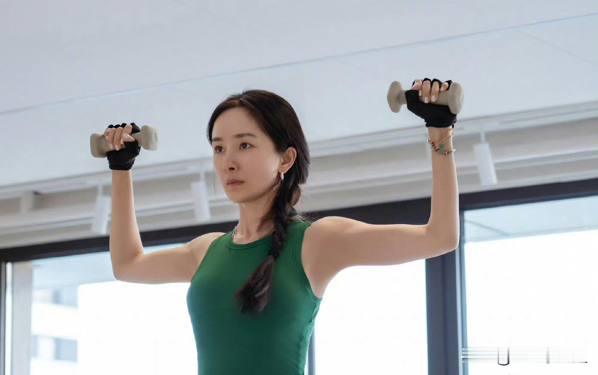 看得见的美，是杨幂的自律美！大幂幂真的做到了穿衣显瘦，脱衣有肉的境...