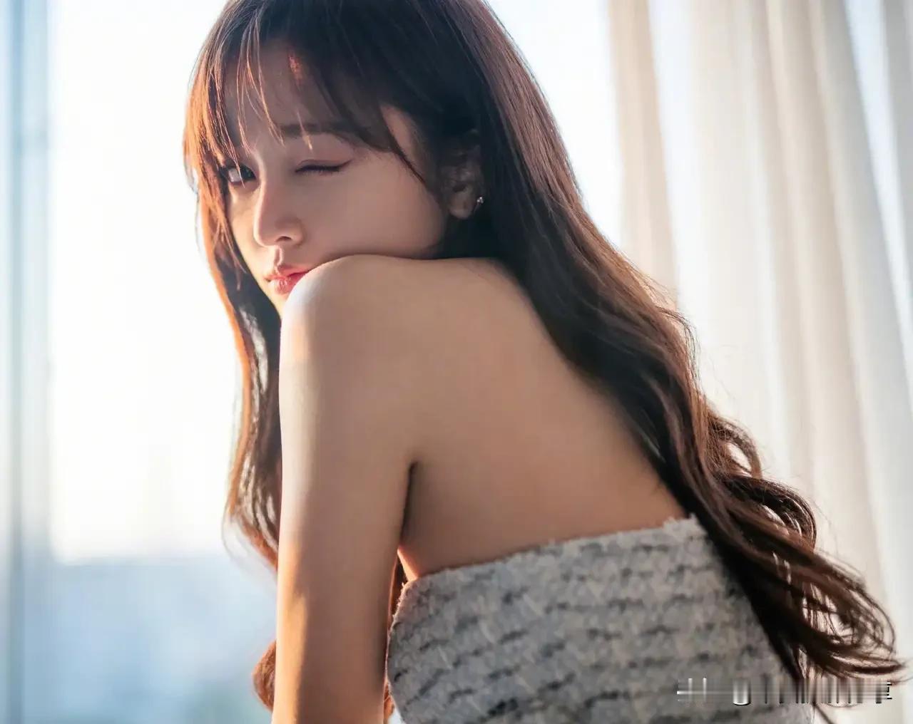 吴宣仪海边旅行怎么穿才美