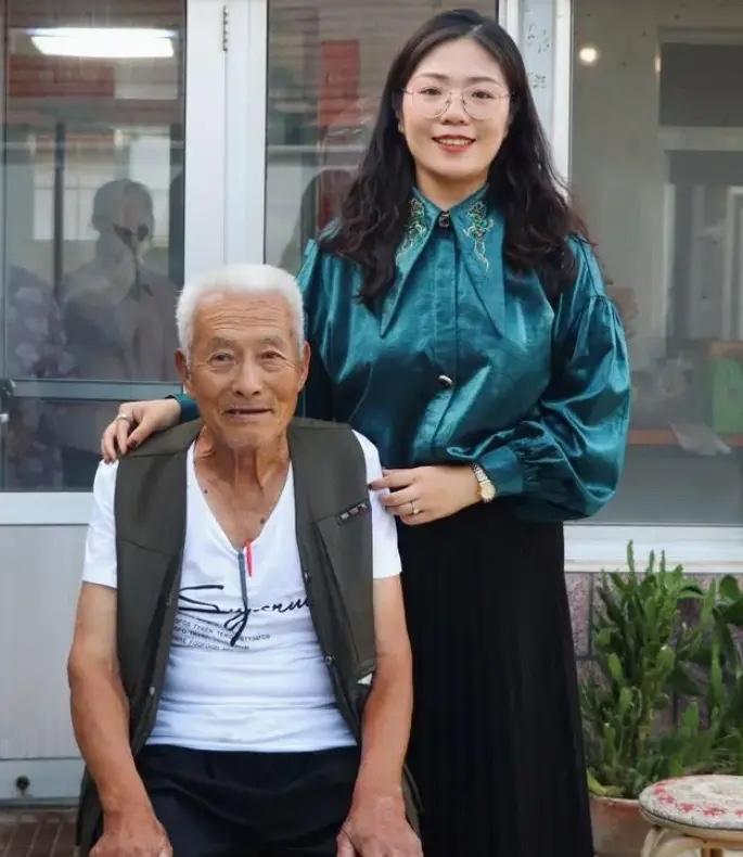 2018年，一个叫贾永婷的山西姑娘，在北京地铁站帮了一个迷路的山东大爷，还掏了1