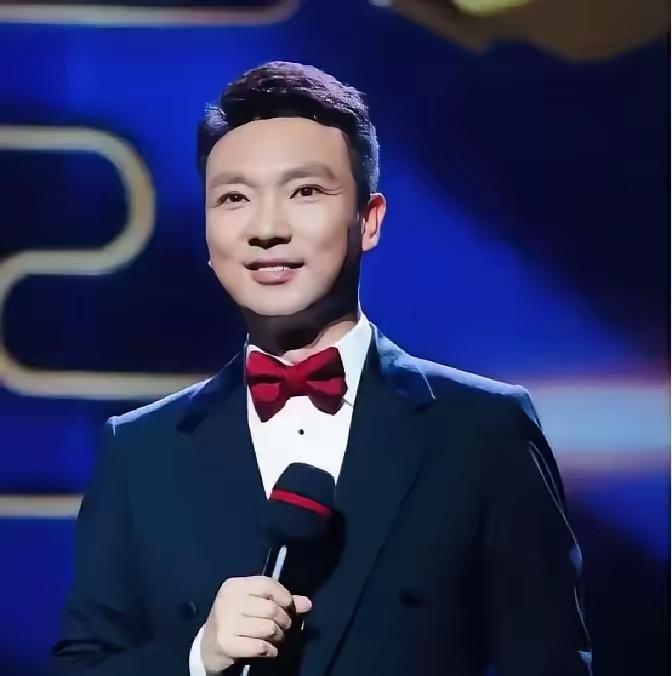 康辉被妻子约谈：好几年没碰洗衣机，戳穿中年婚姻最真实的痛点央视主持人康辉说