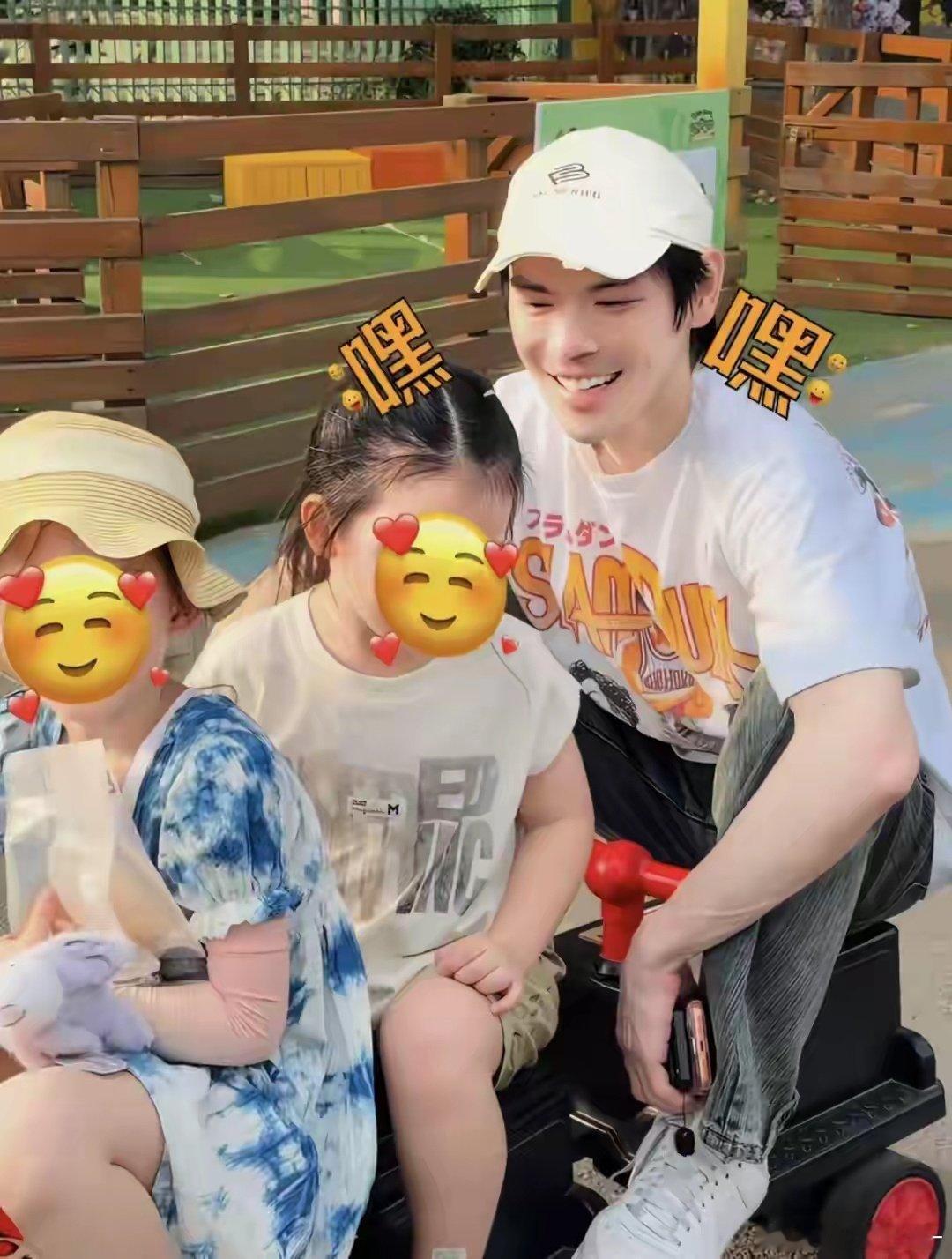 向佐和郭碧婷真开放，给4岁儿子留长发穿裙子，差点没认成小女孩​