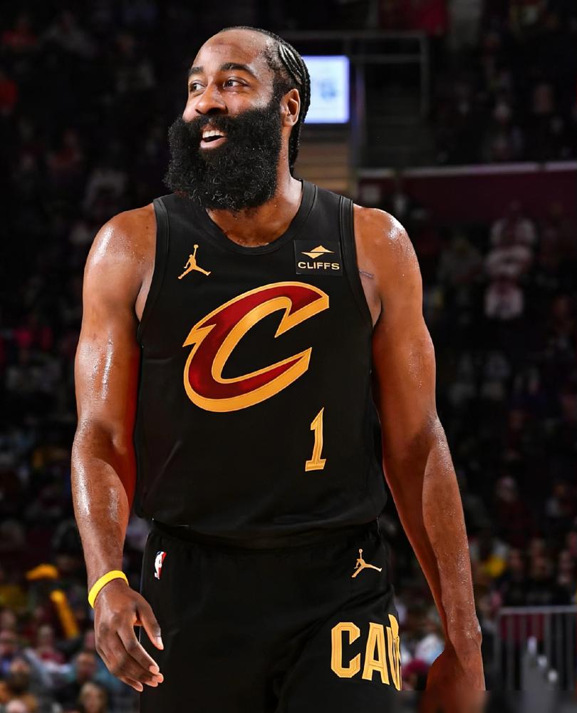 骑士那几个裹着冰袋的残阵替补，硬生生撕下了45胜东部霸主活塞的底裤。你以为底特律