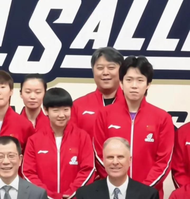 国乒洛杉矶行程最后一天，全队参与纪念乒乓外交中美友好交流活动，集体大合影里孙颖莎