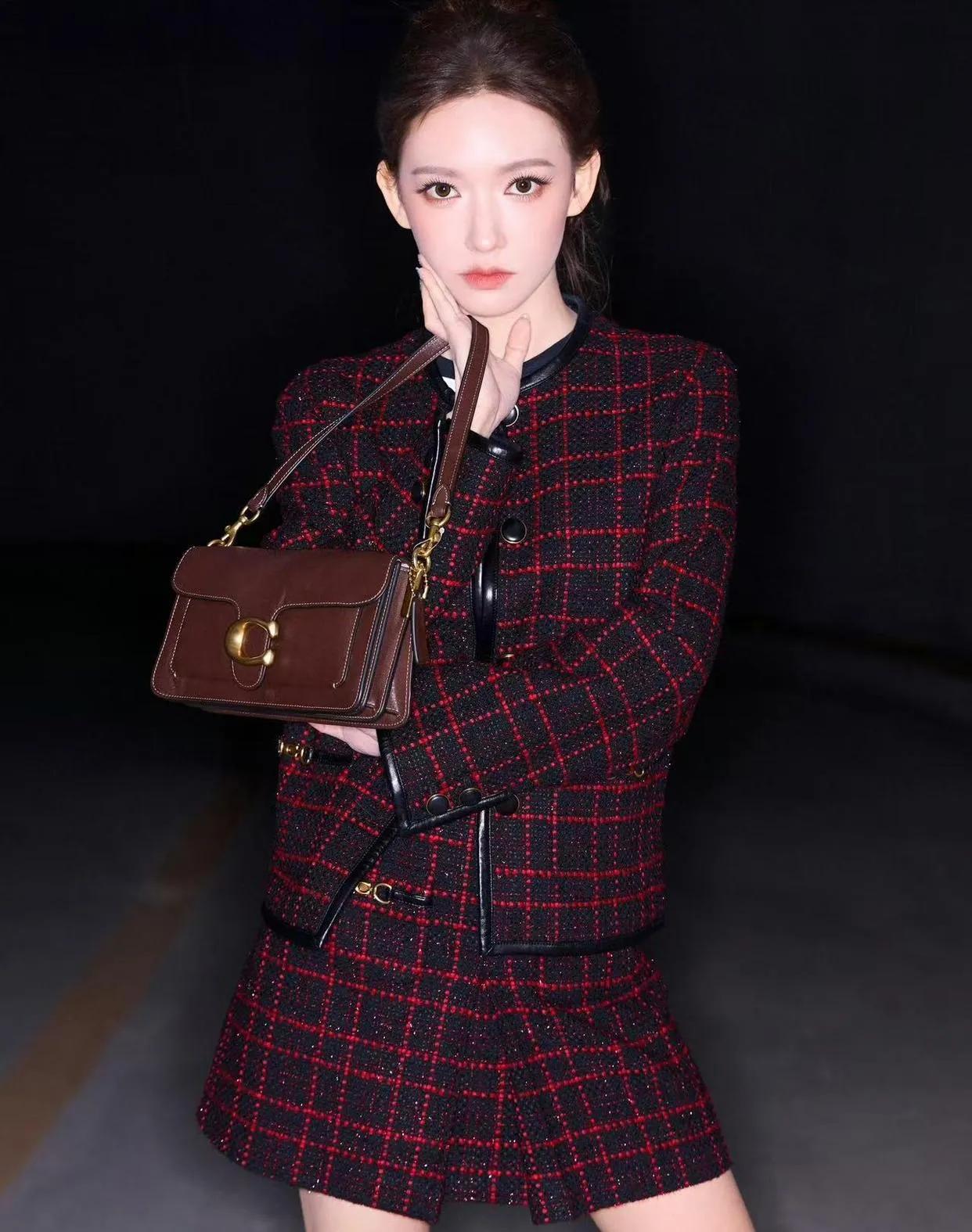 程潇这套红格粗花呢套装也太会穿了吧！复古格纹自带高级感，亮丝混纺在夜晚还会微微
