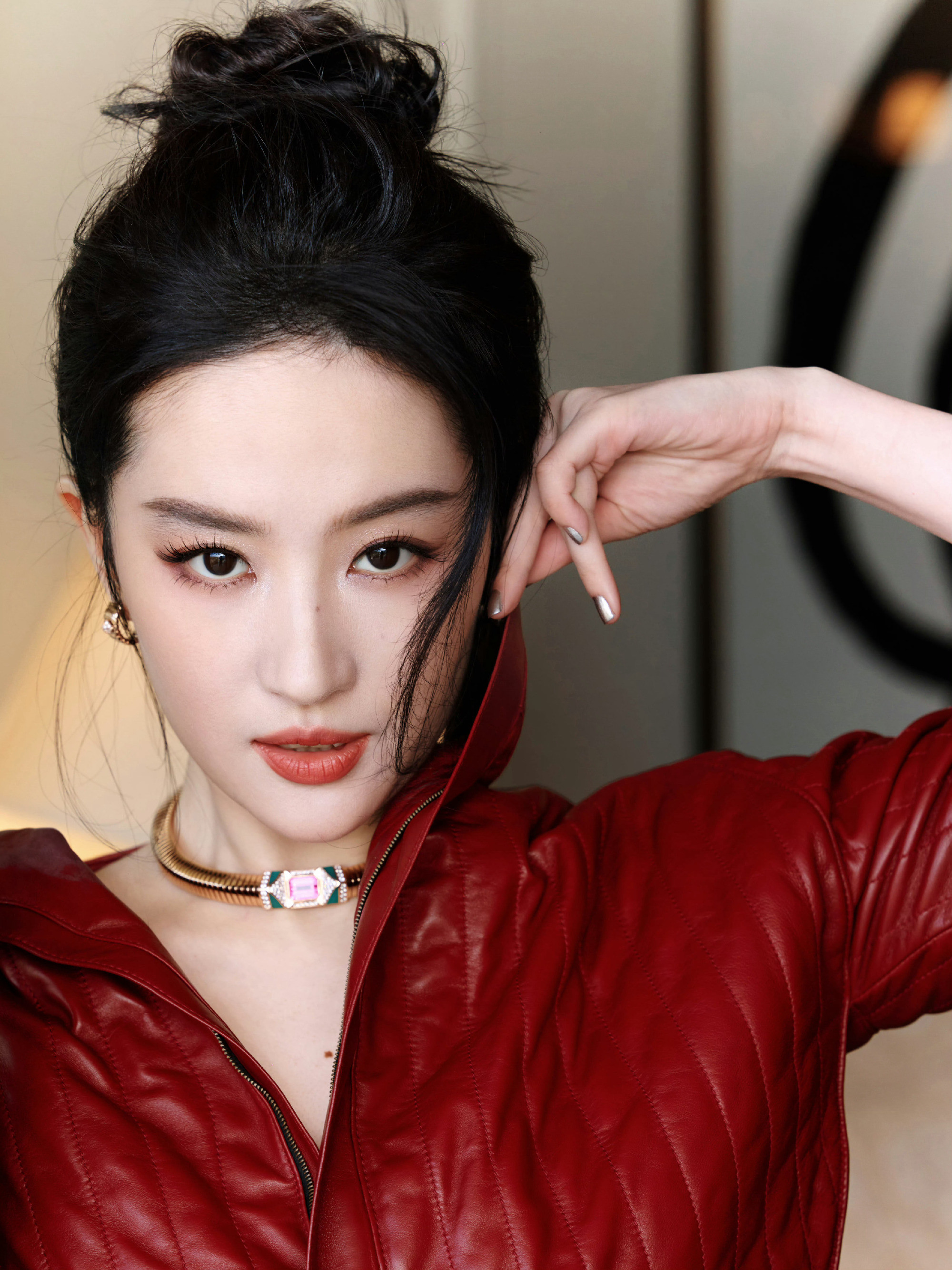 刘亦菲木兰红，完美的精致感，兼备少女的温柔。刘亦菲