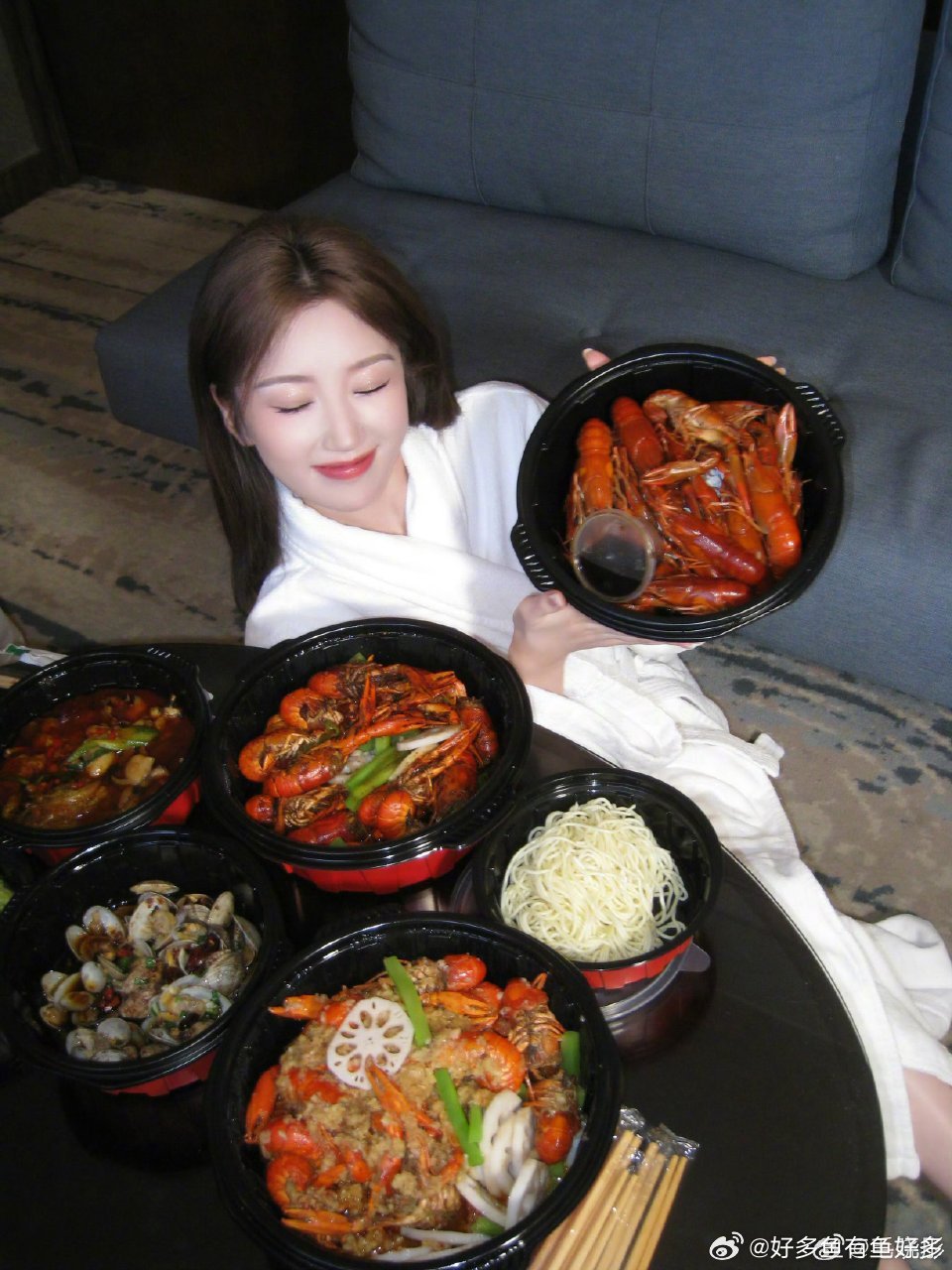 毛晓彤人鱼公主变龙虾杀手盛典上毛晓彤一袭红色鱼尾裙，化身优雅人鱼公主，领奖时凭