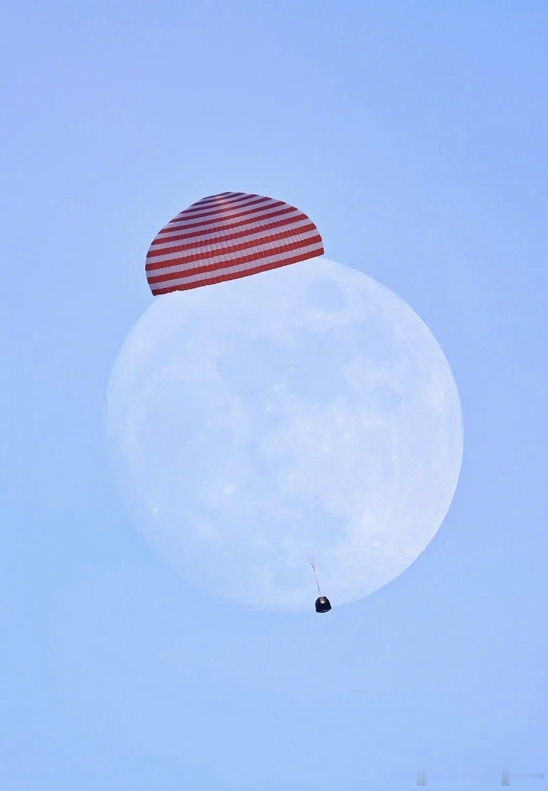 这是属于中国航天的宇宙级浪漫：神舟二十二号载人飞船返回舱开伞，与月球惊艳同框，一