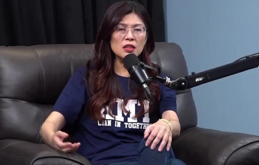 郑丽文又改口了，她说，我们是“一中宪法”，我们都是中国人。她说，台湾所有人，都是