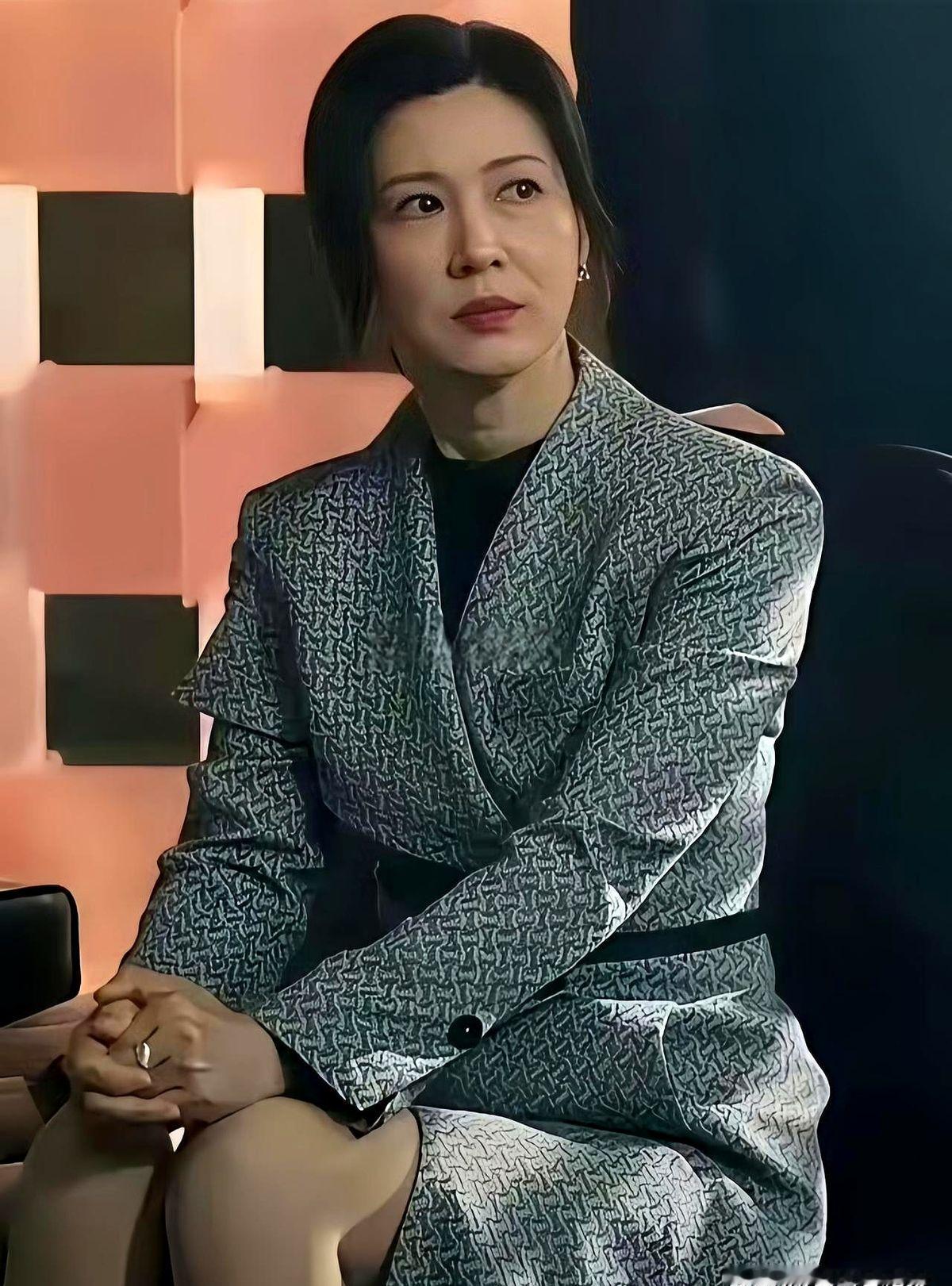 当年的亮剑女神，差点没认出来！我记忆里那个穿着白大褂、眼神清澈的小护士，如今换