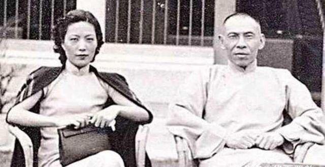 1922年的上海，一个女人伺候完丈夫，躲进洗手间对着镜子干呕。她擦干净嘴，拨