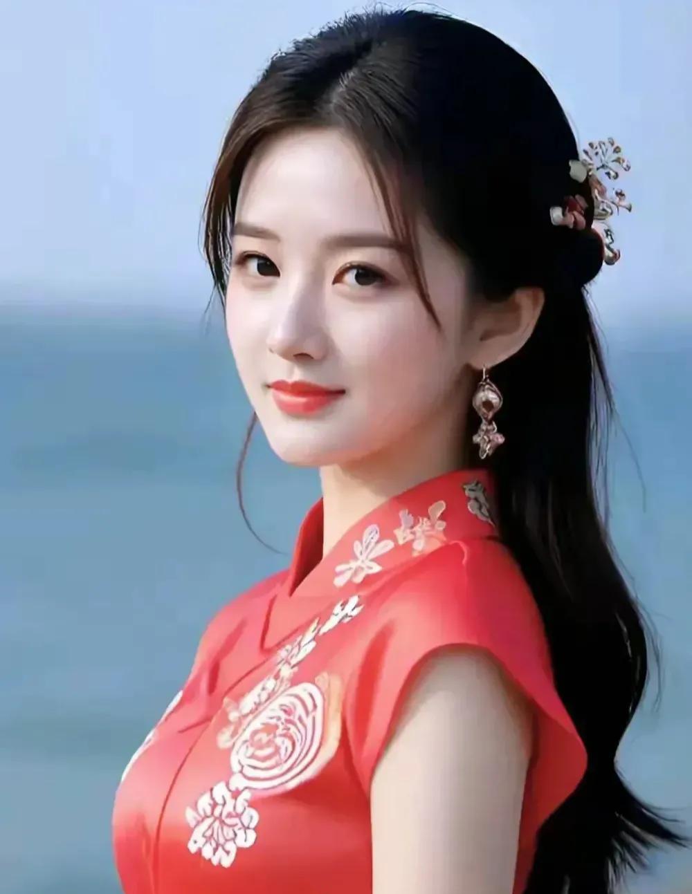 ~~莲水夏韵~~蜻蜓立蕊试红裳，碧水揉云碎影长；忽有蛙声浮叶起，…………