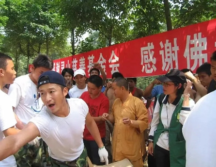 2008年汶川地震，吴京开着一辆皮卡去什邡救灾，被一位军人拦住，皱着眉头问他:“