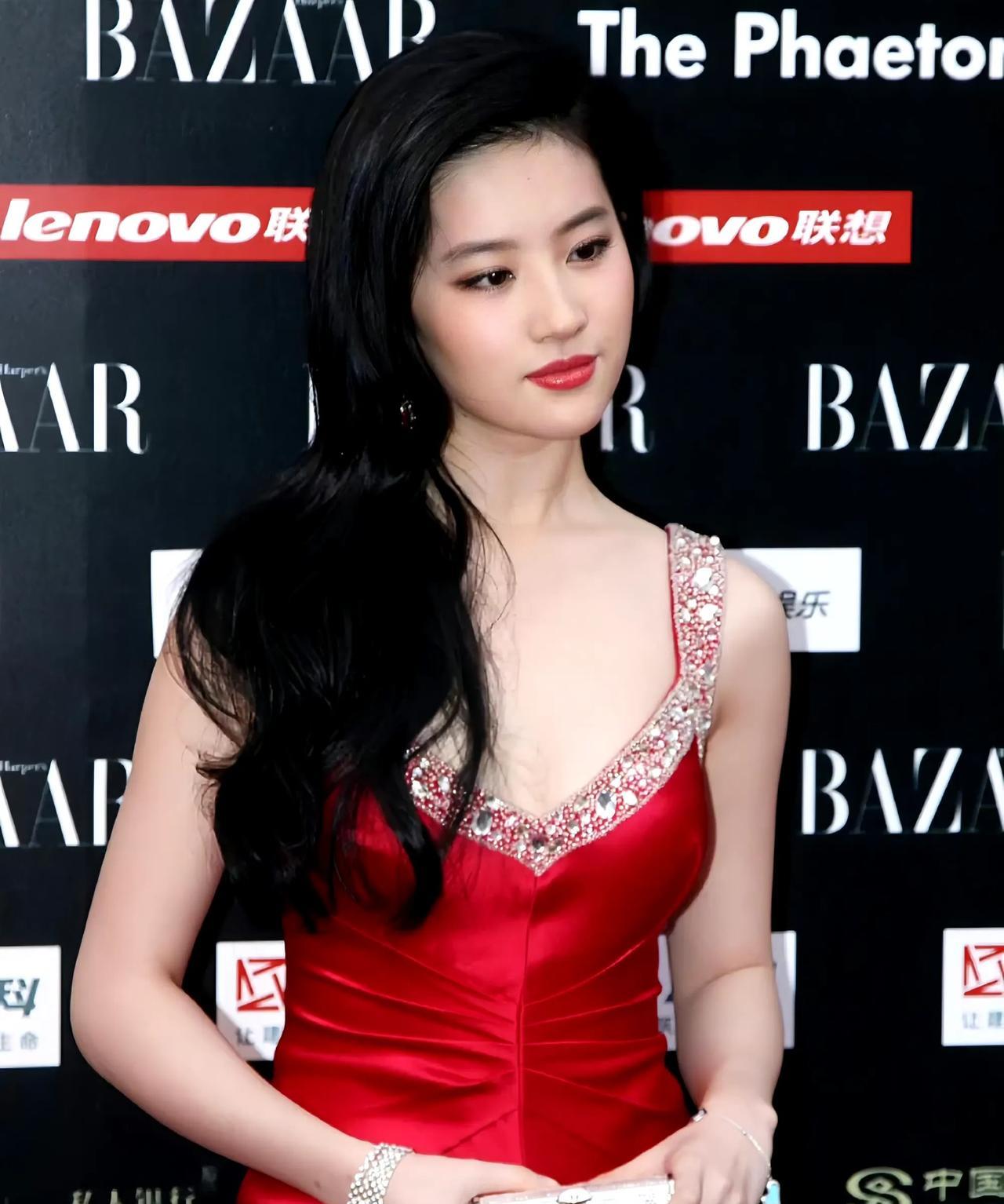 刘亦菲一袭红裙杀疯全场！深V镶钻设计勾勒曼妙曲线，皮肤白到发光，浅笑间自带贵气，