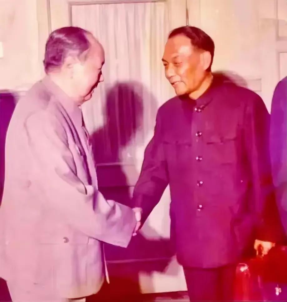 那年，墨西哥总统访华，毛主席在会见时看到中国驻墨西哥大使熊向晖，连忙同他亲切握手