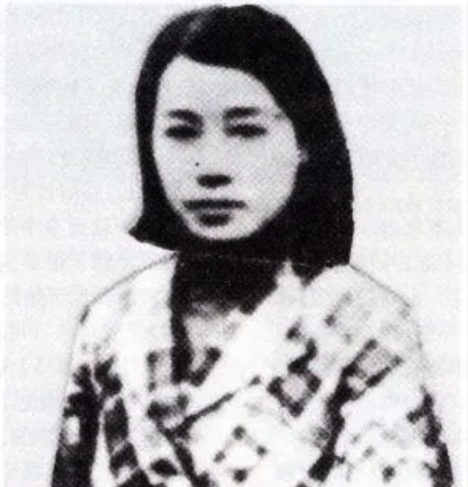 1937年，美女土匪黄八妹孤身求见杜月笙，请求他援助一批枪支弹药，她要打鬼子，杜