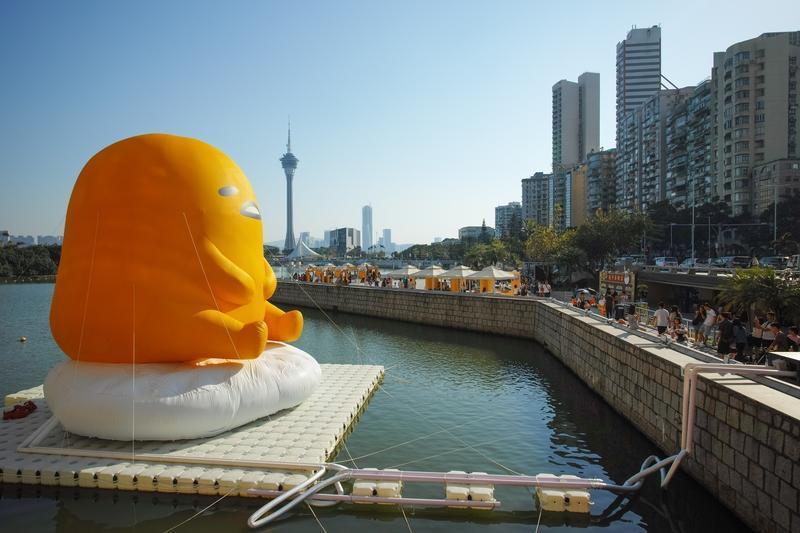 懒和穷哪个更可怕，我站懒更可怕。穷只是暂时的经济困境，还有翻身的机会。但懒就像个