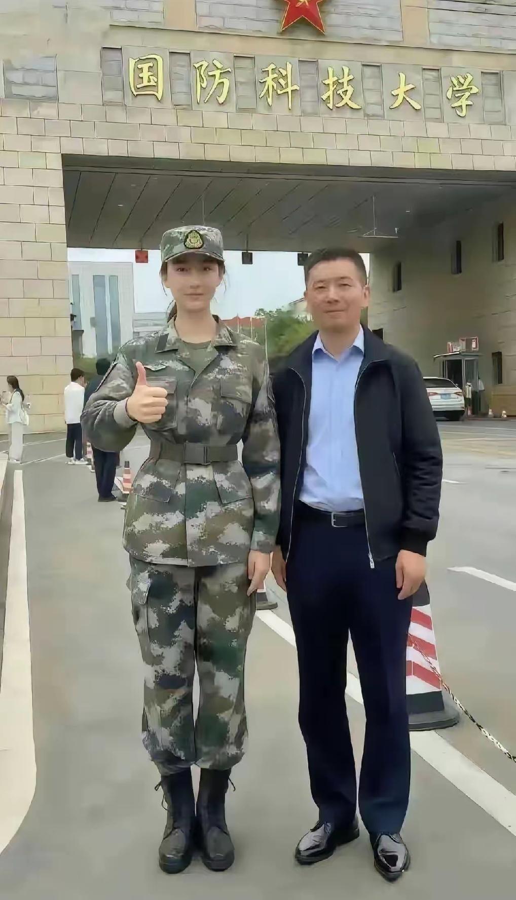 看到一张照片，瞬间破防了。父亲好帅，女儿好漂亮。重要的是，这个女儿真的如