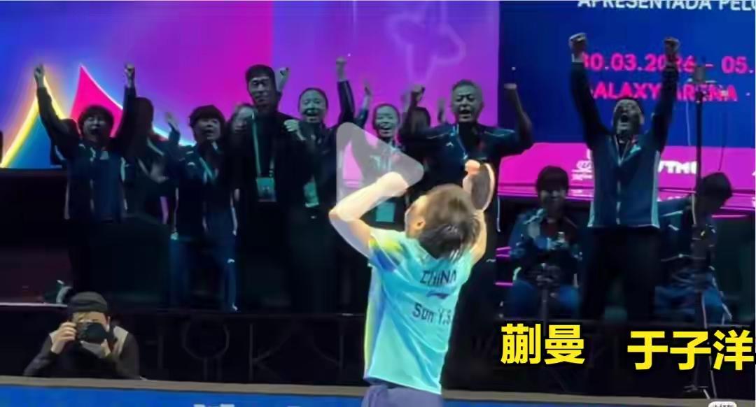 这两位在莎莎每赢一个球，包括莎莎艰难而顽强取胜后，既不鼓掌加油，又不站起来庆祝的