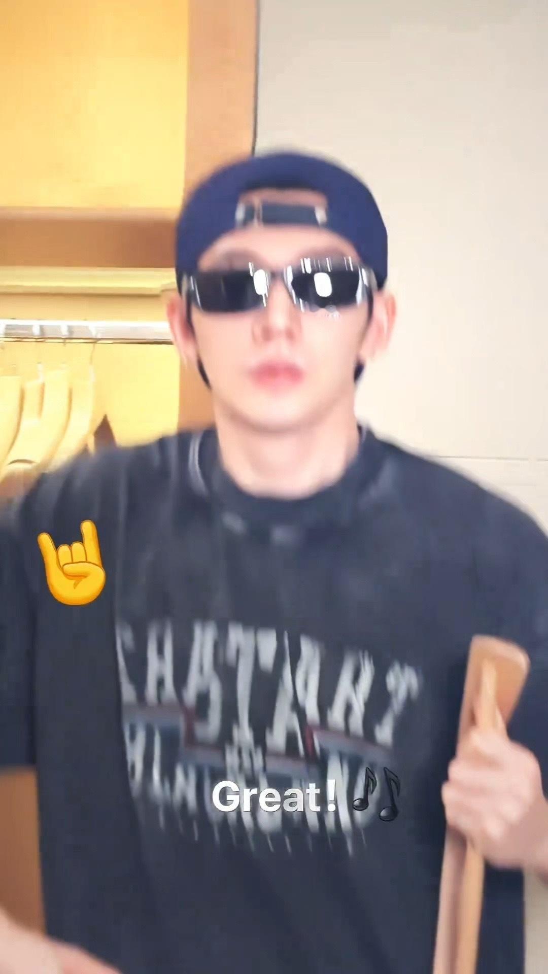 楼启炎音痴人设照进现实！邓为用衣架拉二胡，一本正经搞怪，帅脸配搞笑行为，反差萌直