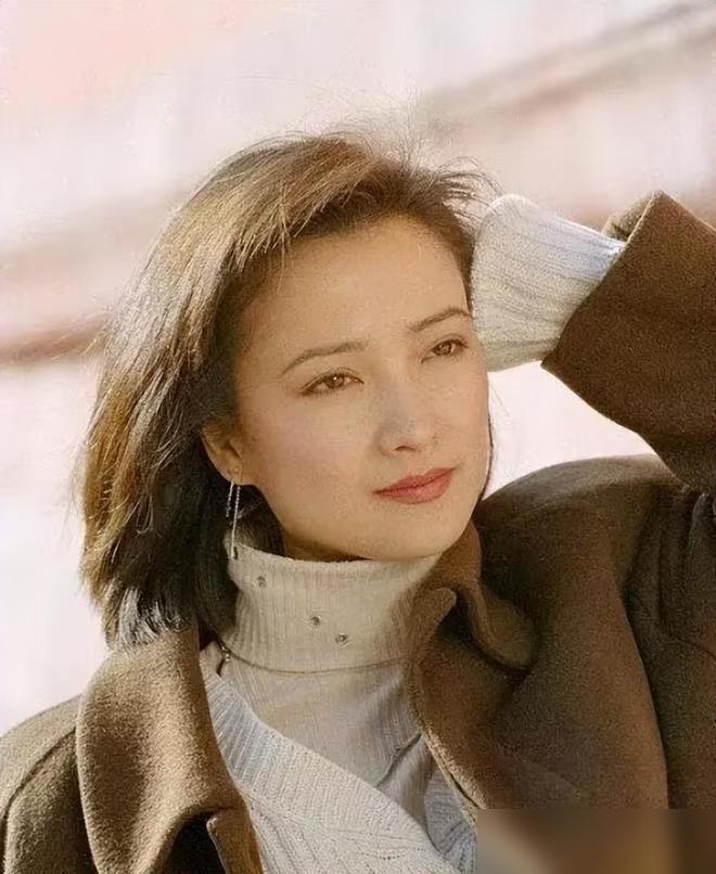 她不是在61岁倒下，而是在21岁就种下了病根。2021年那次公益亮相，她笑着