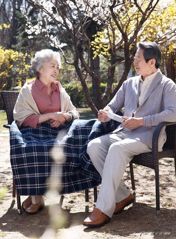 “老泄残精，人穷寿尽”，这是一句广为流传的老话，其具体含义如下：“老泄残精”