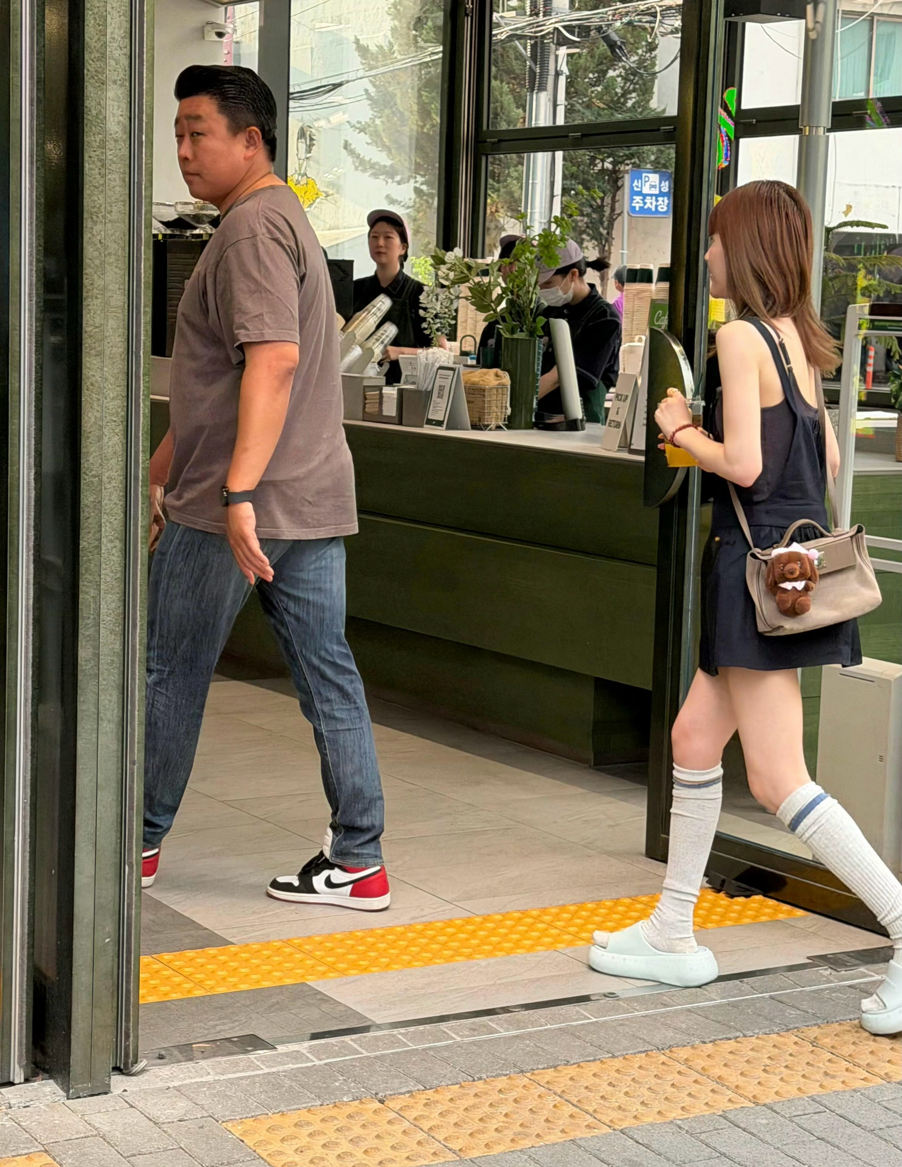 赵露思和杨晓培在韩国，不会在买下一部剧的衣服吧，许我耀眼开拍前也买了很多衣服