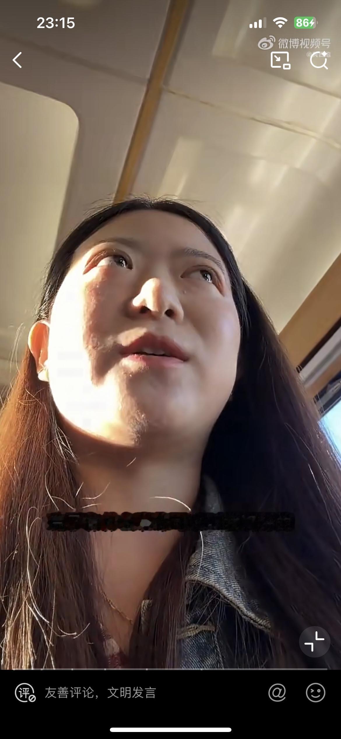 女子吐槽绿皮车厢连接处有人抽烟，刺鼻的烟味实在让人难以忍受。刚开始还只是一两个人