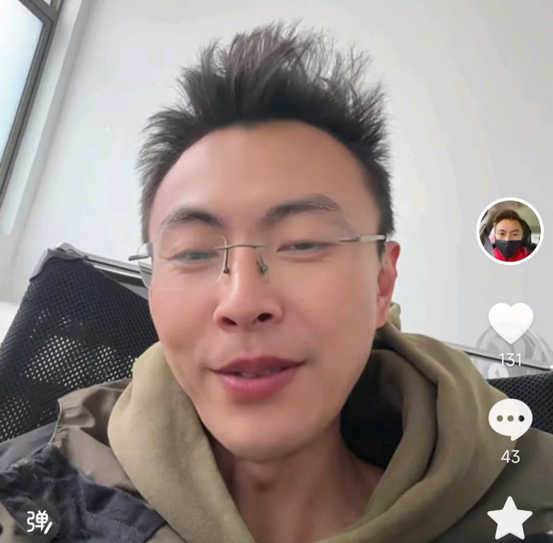 上海海港知名球迷邱少表示，上海申花已经不配做上海海港的对手了。他在直播间认为，