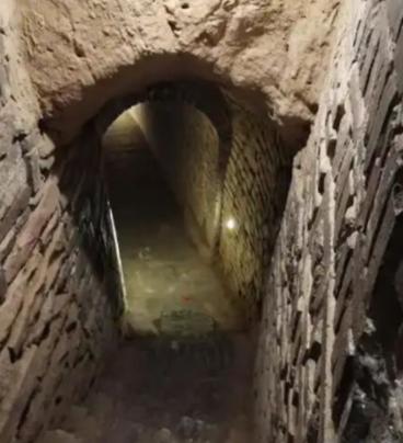 1994年，山西一农户在家里挖地道，本意是想存储点过冬的食物，结果无意发现了一条