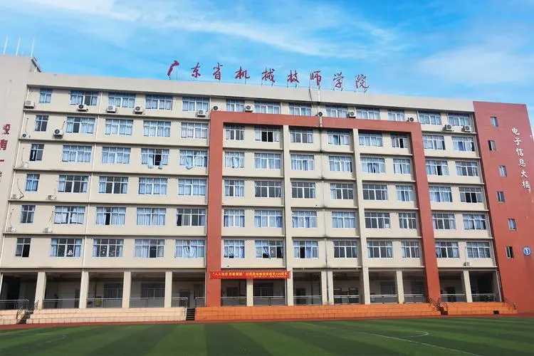 自闭症学生到校当天遭劝退大多数网友表示理解