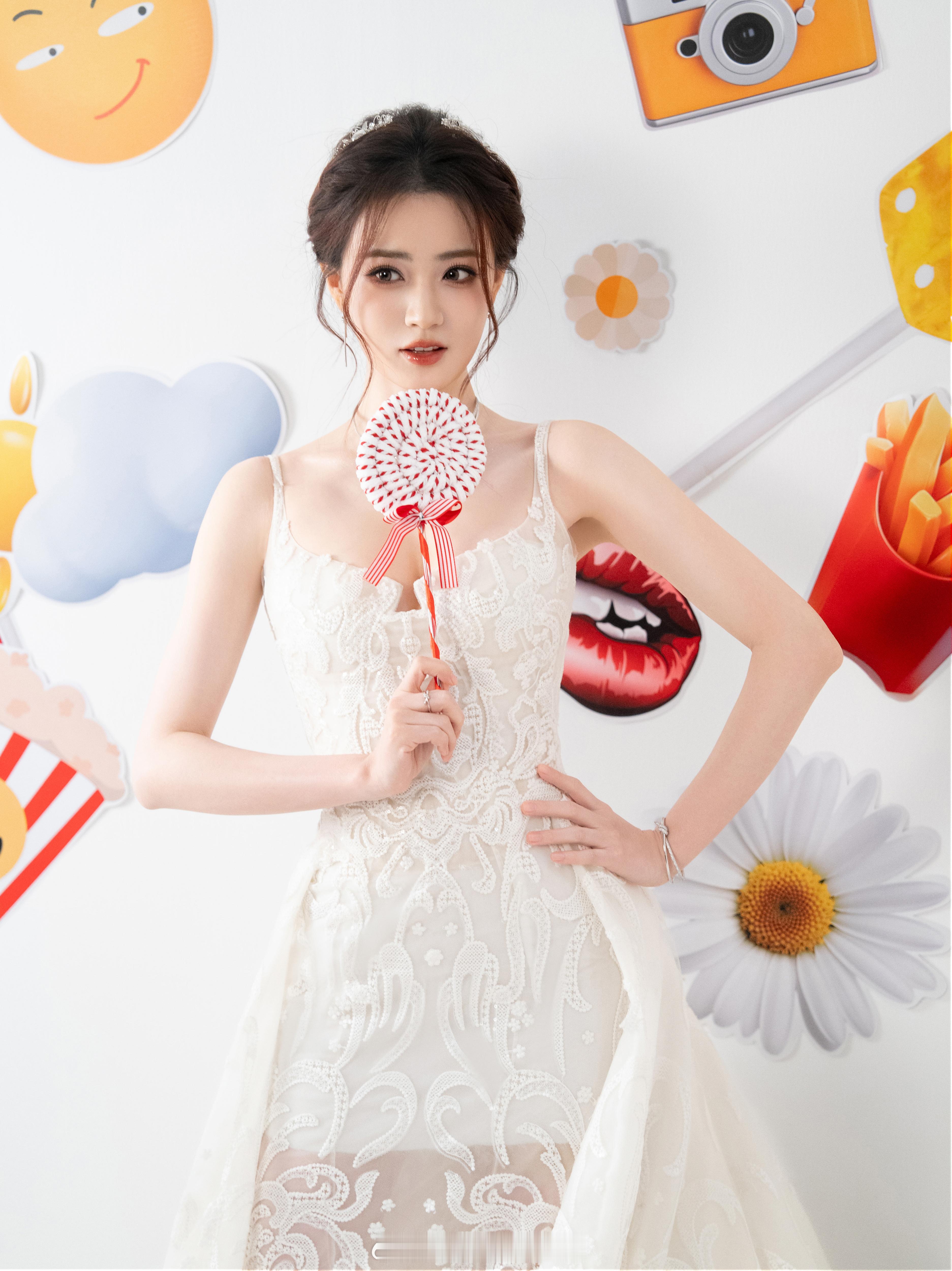 徐璐2025搜狐时尚盛典吊带白纱裙定妆照出图：