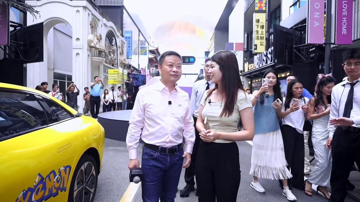 何小鹏来到现场开箱MONAM03MAX了，还有情侣车主代表一起开箱，单身