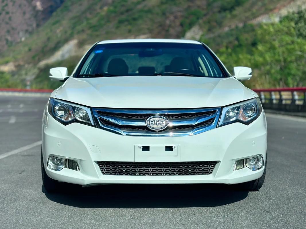 之前有一个功能很郁闷，现在才知道，比亚迪在车子未解锁的情况下手按尾门关闭键是不能