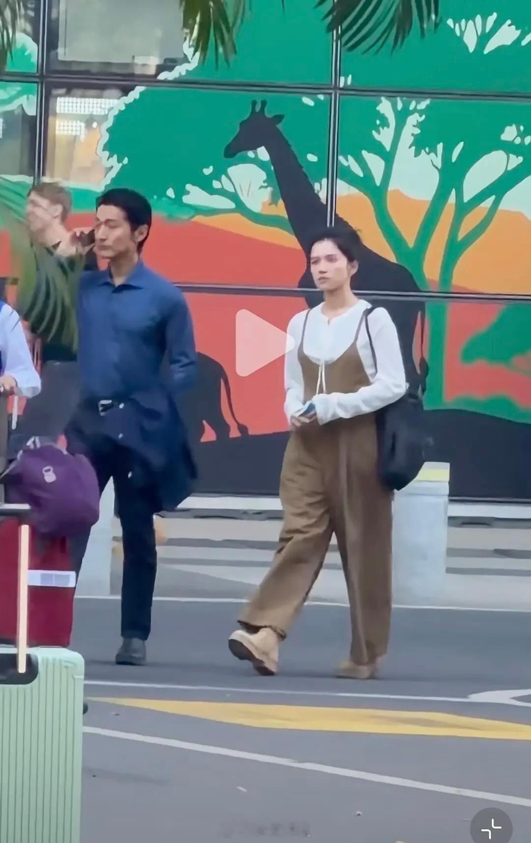 现偶妆造这么接地气吗。。疑似小姨来探望刚上大学还在军训的乡下外甥。。。。