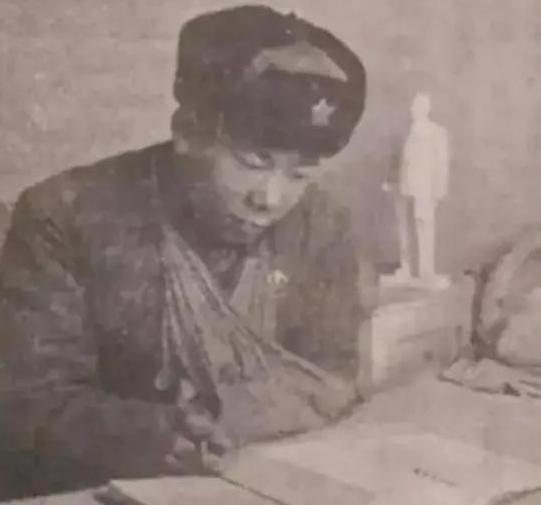 “别管我，有人想要炸桥，快去拦住他。”1967年，刘学保因“护桥”荣立一等功，成