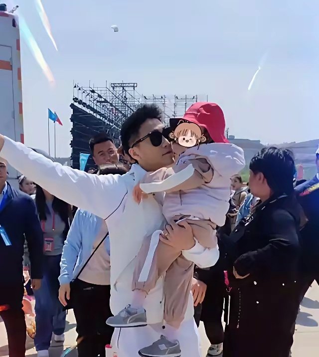 5岁赌王长孙何广燊抱奚梦瑶大腿要放风筝，何猷君全程抱女儿不撒手，网友：千亿豪门咋比普通人家还接地气​