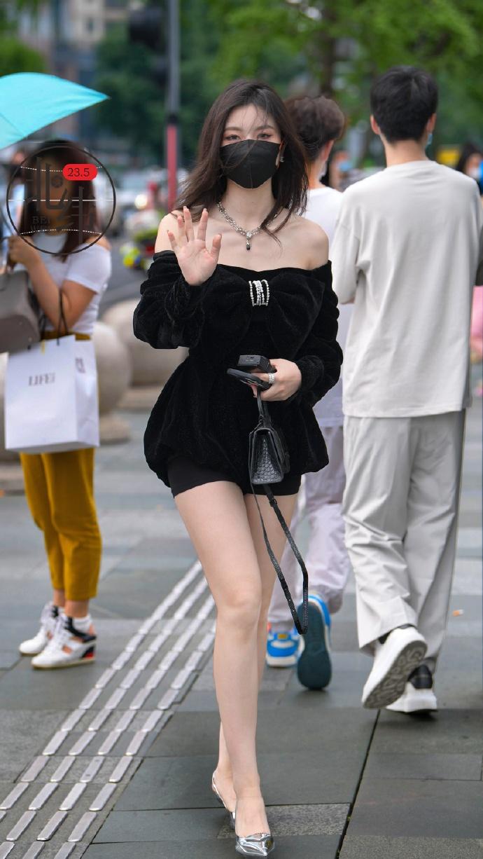 喜欢哪一个？街拍女人怎样穿搭，更显气质