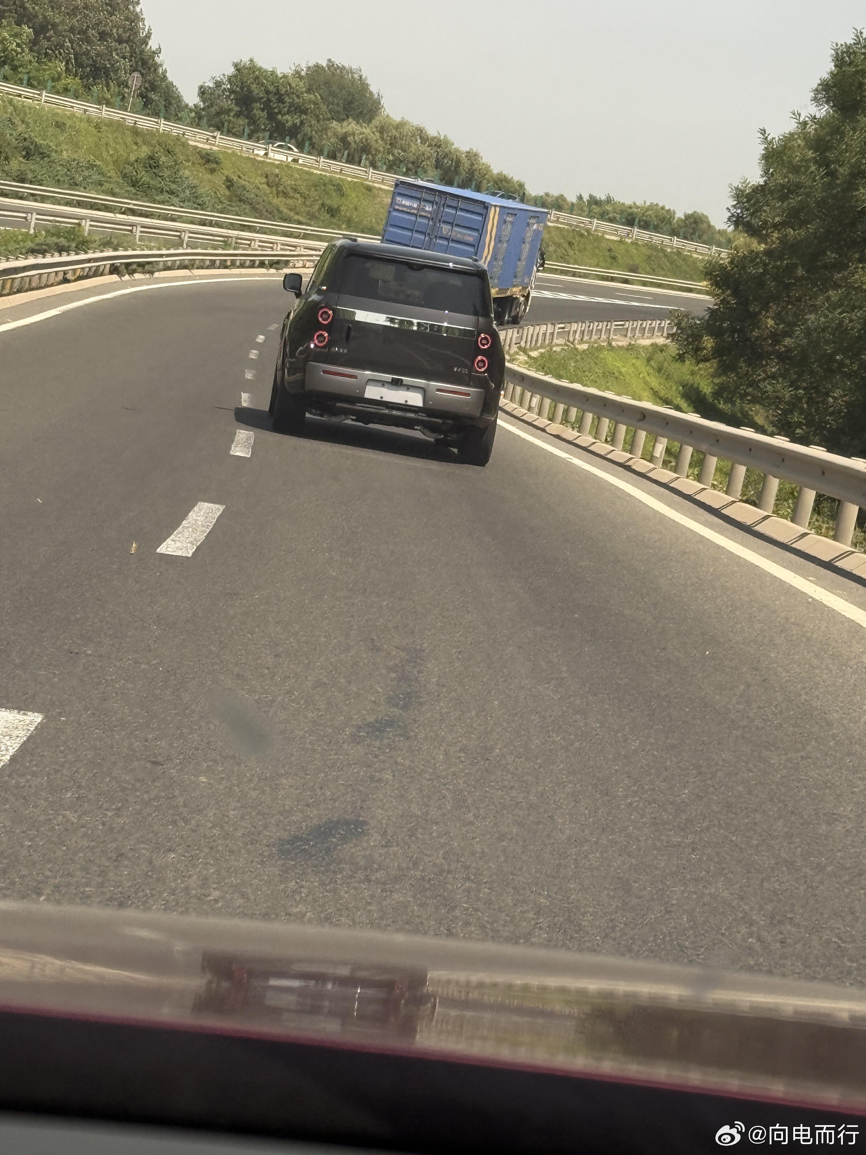 高速上的享界G9测试车