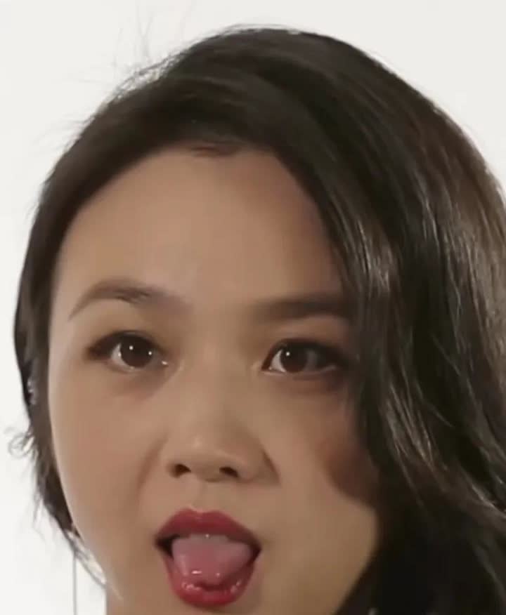 汤唯很美，很有气质，人美连吐舌头都觉得可爱。汤唯第一眼看上去一般，但是看久了