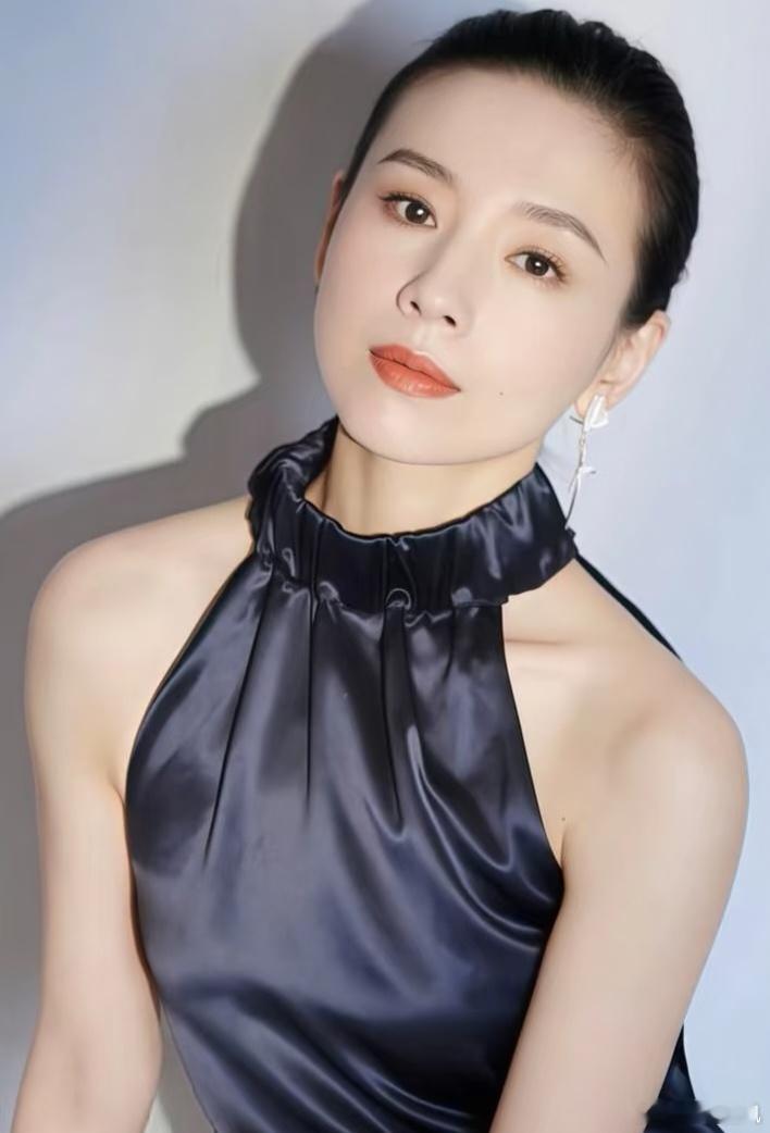董洁：初出道时犹如白月光，优雅岁月从容！