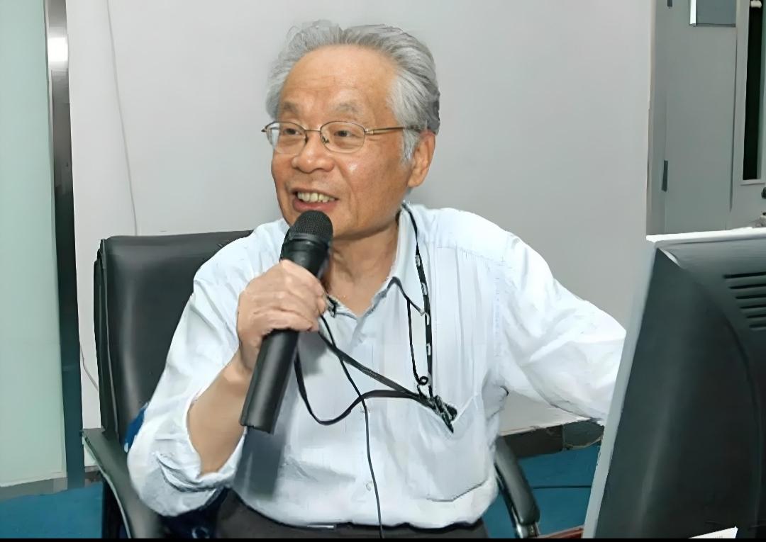 何祚庥老院士回应网友“工程技术宝典”说，彭院士提出的聚变、裂变混合堆方案的氚自持