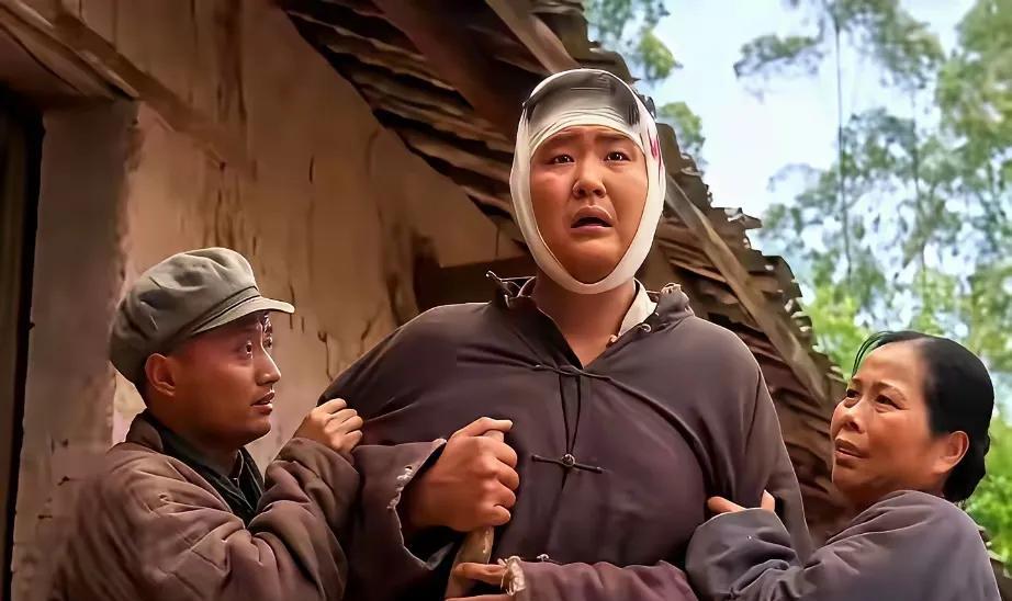 中戏特招生林傲霏，演战士时一个眼神让院长起身鼓掌。你看他问路：蹲下身，手指轻点