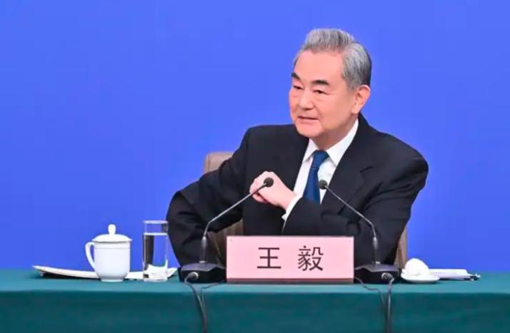 王毅外长这番定调，透出的信号极不寻常！【中国新闻网】8日，中共中央政治局委员、