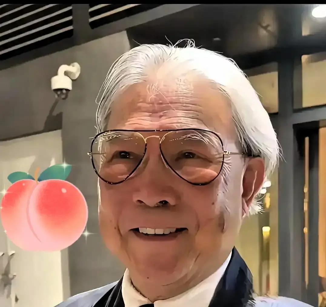 78岁霍震霆只吃四菜，却喊最贵寿宴没请明星，就在浅水湾老宅。三张圆桌，四道