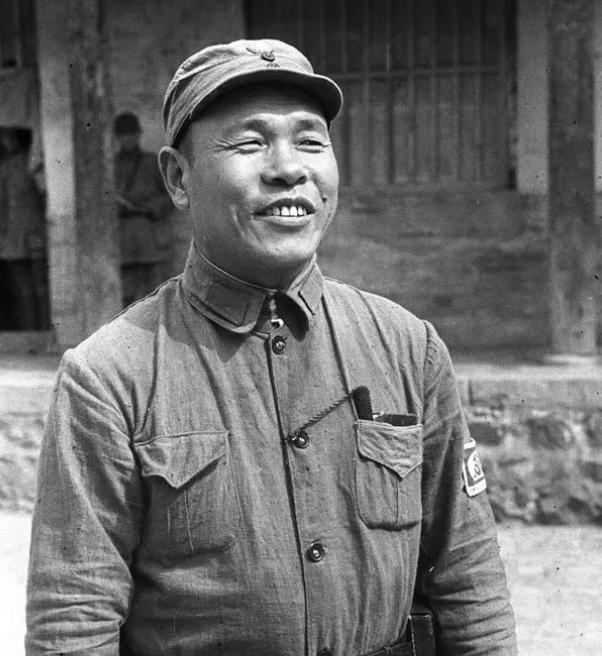 1951年，国民党特务张树桥被捕，审讯室里，他非但没有认罪伏法，反而翘起二郎腿，