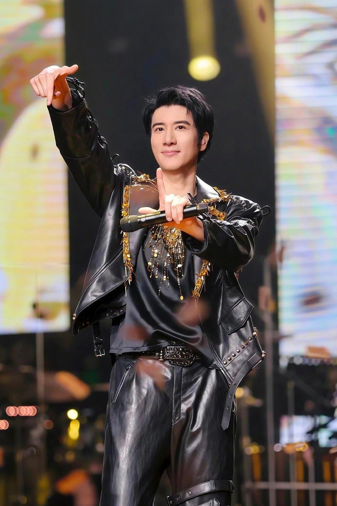 王力宏50岁生日，与帕梅拉现身杭州健身房，被送硬核祝福：没有派对只有深蹲5月17